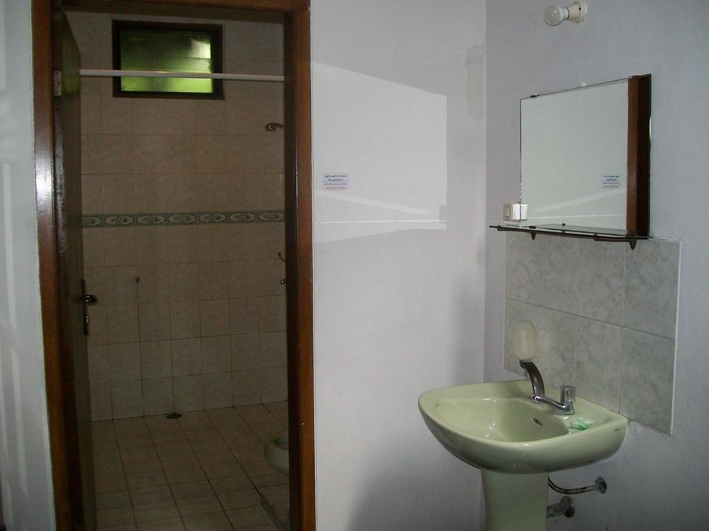 Krowi Inn Surabaya Værelse billede